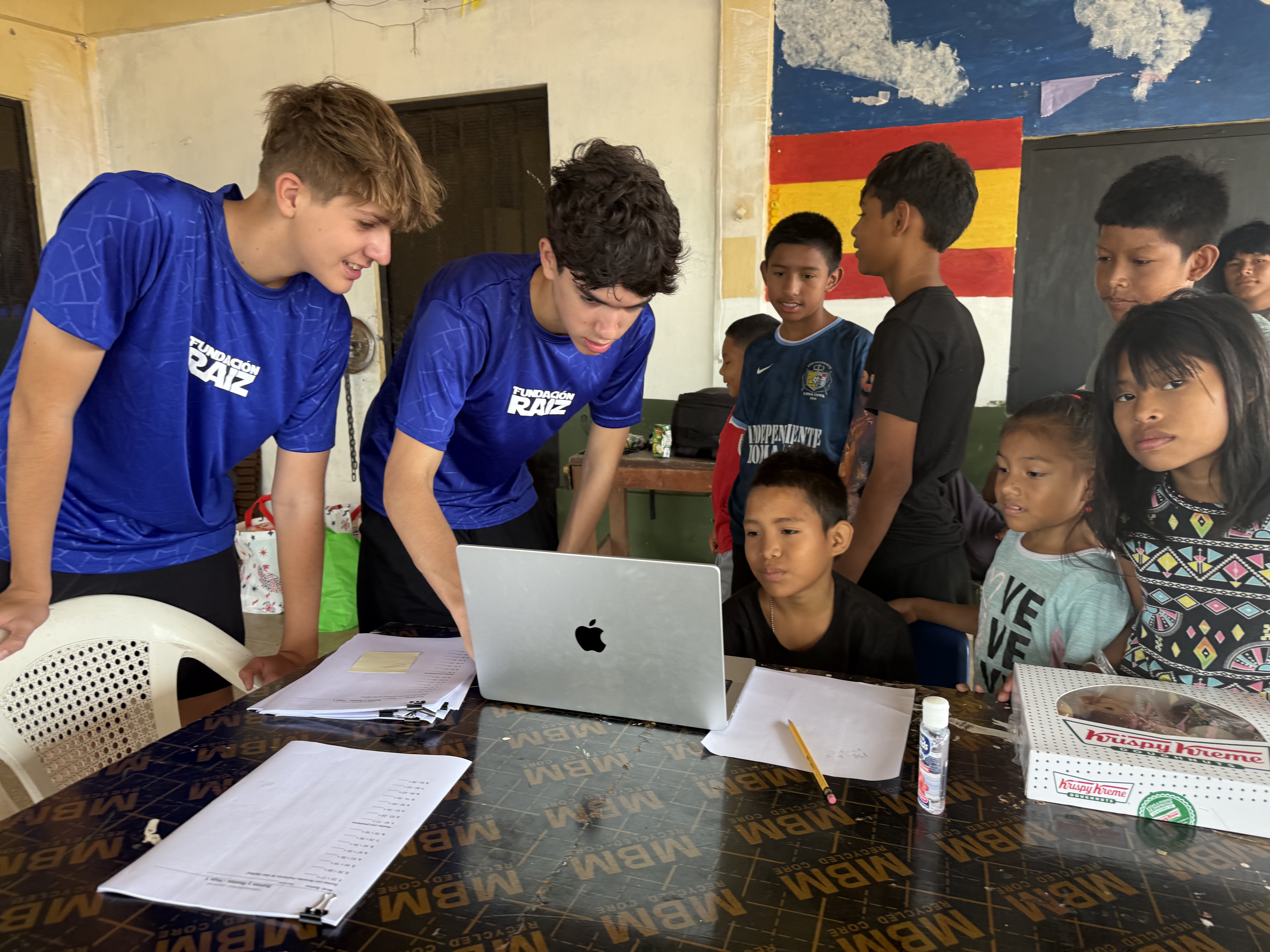 Niños trabajando durante un campamento de Fundación Raíz