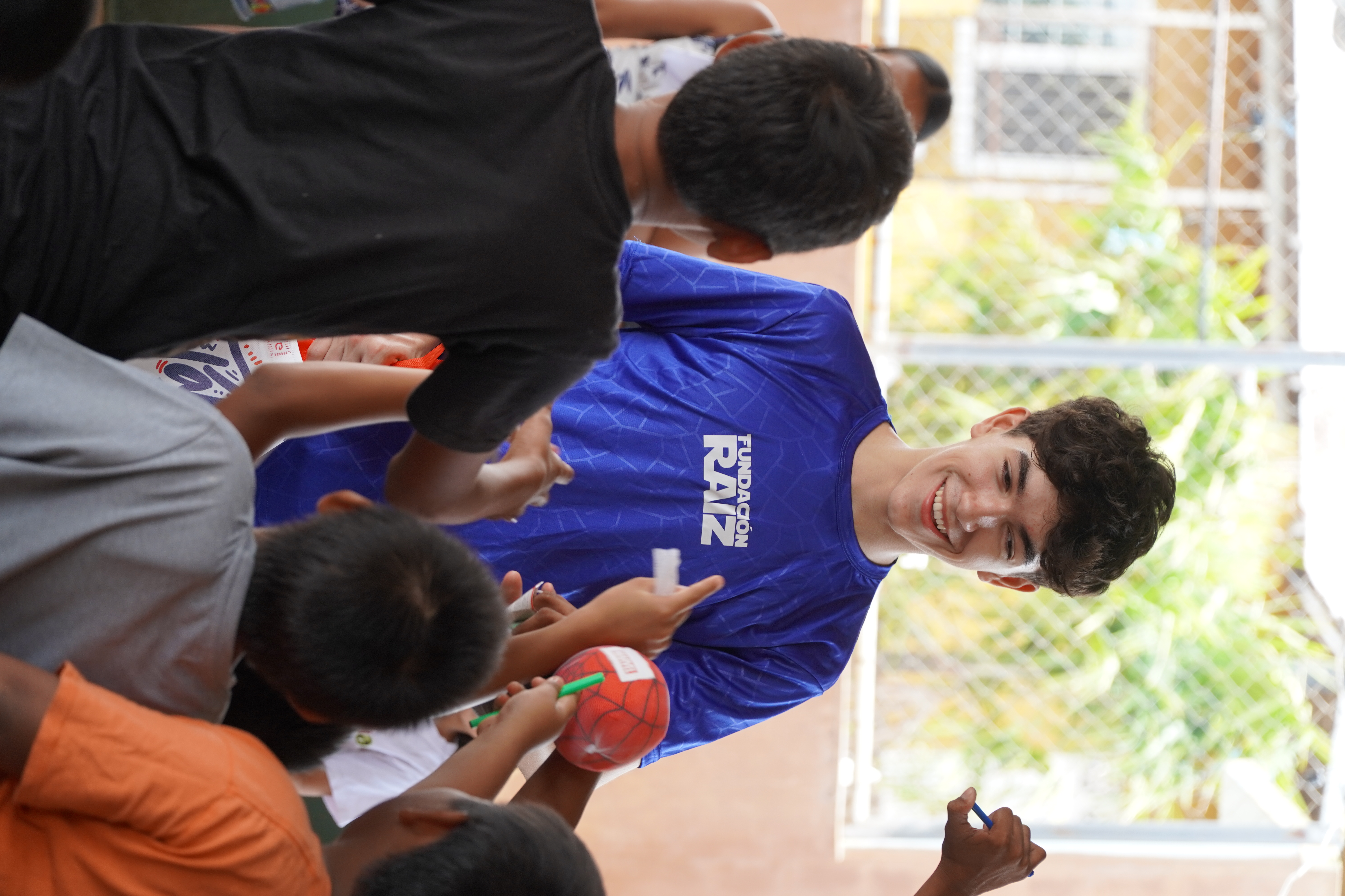 Oliver enseñando durante un campamento